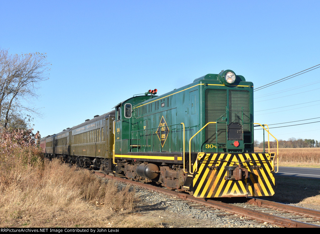 The 304 leads the passenger photo charter special alongside Swedesboro Rd while it approaches the Point Airy Rd xing